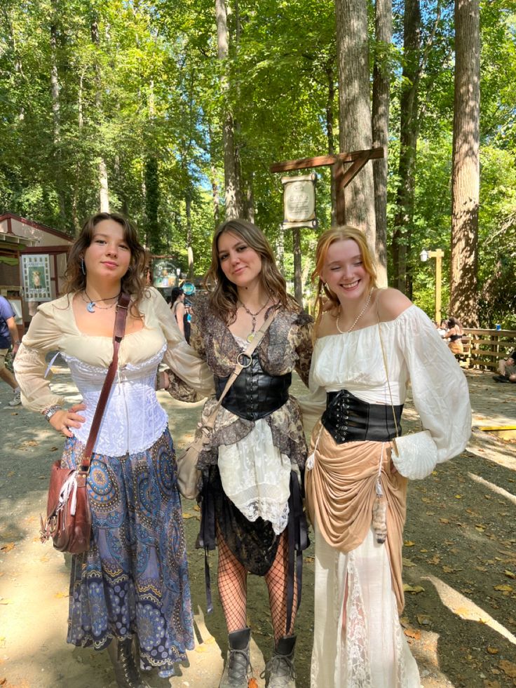 Renisance Fair Dress, Short Ren Faire Dress, Garden Fairy Ren Faire, Ren Fair Outfit Women, Couples Ren Faire Outfits, Reinessance Fair Outfit, Renniasance Fair Outfits, Rem Faire Outfit, Rein Faire Outfits