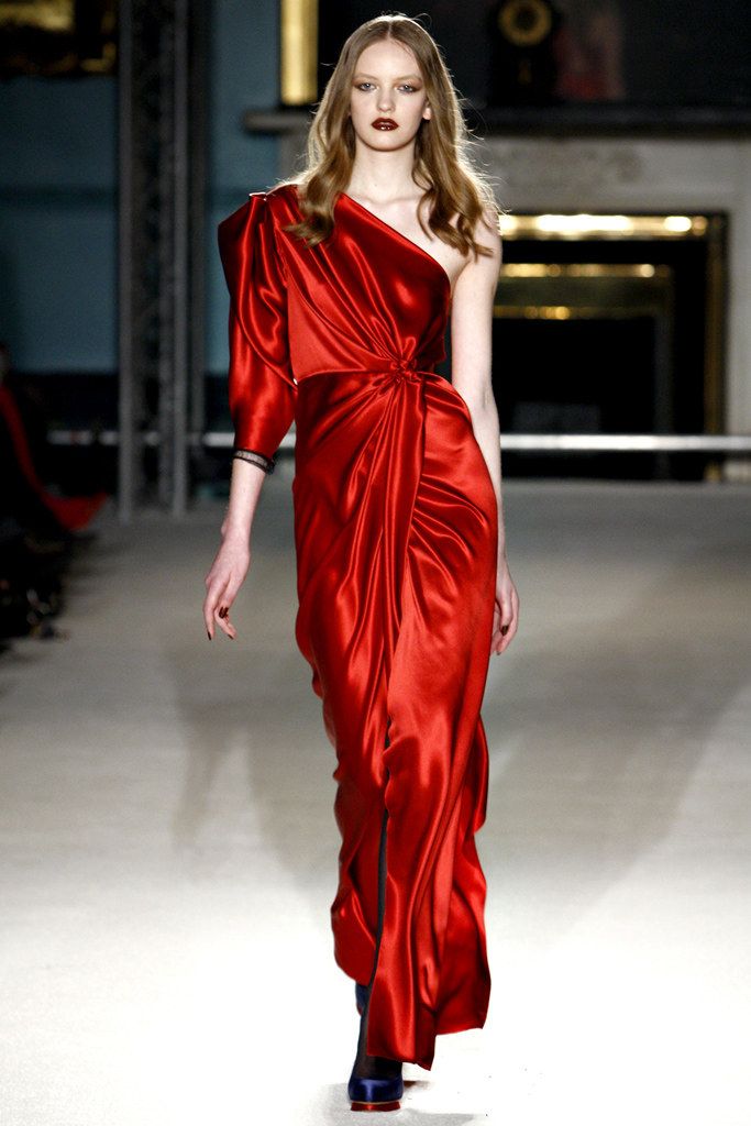 Roksanda Fall 2011 Ready-to-Wear Fashion Show - Yulia Musieichuk Roksanda Ilincic, Satin Fashion, Fashion Photography Inspiration, Gala Dresses, Red Outfit, Closet Fashion, Gorgeous Gowns, Event Dresses, Look Fashion