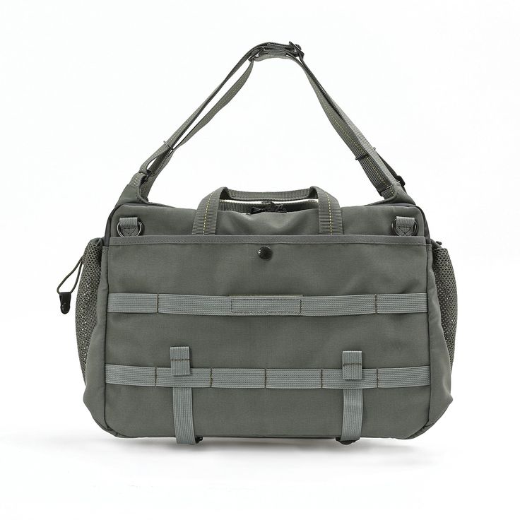 HARVEST LABELFLYER’S 70XX×WINGMAN /フライヤーズ 70XX × ウイングマン 4WAY BAG/ショルダー・トート・メッセンジャー・クラッチ 商品番号 : HJR-0321 ベストセラー商品“WINGMAN”と20年以上前に発売した“スーパーハーキュリーズ”モデルを新たな仕様でアップグレードした“FLYEAR'S 70XX”とのコラボレーション。 シーンに応じてショルダーやトートなど持ち方を使い分けられる4wayバッグ。 メイン素材にはMA-1で用いられるスムースかつ強靱な生地をアレンジしブルーサイン基準を満たした環境配慮型の高強度ナイロン、内側には高密度ナイロンや厚手のメッシュ素材などを採用。 サイドのメッシュでマチ幅が調整可能なので、かさばる荷物や資料などが急に増えても安心です。 メッシュマチの収納部にはPVCコーティングを施した生地を採用しているため、濡れた傘やドリンクボトルなど水滴のついた小物でも収納が可能。 日本製 商品詳細 Size W340×H250×D60〜200 Material コーデュラ・ブルーサインナイロンTWILL(ボンディング加工) × 高密ナイロン × 肉厚ヘビーナイロンメッシュ Weigh 910g Pocket 外：7 内：3 ペン差し：2 Shoulder 最長135cm Liter -- 付属品 オフィシャルサイト限定オリジナル巾着袋 New Flyer, Business Bag, Mesh Material, Pen Holder, Bag Shoulder, Waist Bag, 20 Years, Environmentally Friendly, Messenger Bag