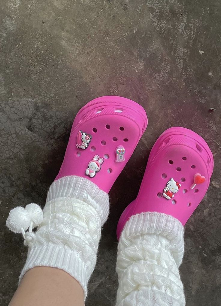 Bae Crocs, Croc Jibbitz Ideas, Outfits For Dinner, Platform Crocs, Pink Crocs, Crocs Fashion, Trendy Shoes Sneakers, Dress Up Dolls, Swag Shoes