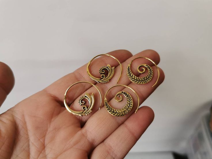 Eleve su estilo con estos aretes minimalistas de latón dorado de inspiración tribal. Con un diseño de aro en espiral delgado, estos aretes agregan un toque de elegancia a cualquier atuendo. Hecho de latón. Libre de níquel y plomo. Tamaño: 20 mm x 20 mm * VENDIDOS POR PAR * 𝙊𝙏𝙃𝙀𝙍 𝙄𝙉𝙁𝙊𝙍𝙈𝘼𝙏𝙄𝙊𝙉 * Embalado con cuidado en una bolsa textil. * Información de opciones de envío: https://etsy.me/3xg1ZqX 𝙈𝙊𝙍𝙀 𝙁𝙍𝙊𝙈 𝙐𝙎 * ¿Te gusta este modelo pero prefieres otra piedra?: https://www. Bohemian Gold Spiral Earrings, Gold Spiral Bohemian Earrings, Festival Spiral Gold Earrings, Gold Swirl Metal Earrings, Spiral Brass Earrings For Festival, Adjustable Spiral Brass Earrings, Gold Spiral Brass Hoop Earrings, Spiral Gold Hoop Earrings In Brass, Bohemian Gold Swirl Jewelry