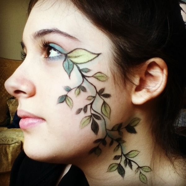 Tree Makeup Halloween, Tree Face Makeup, Plant Themed Makeup, Forest Makeup Looks, Poison Ivy Face Paint, Druid Makeup Elves, Forest Eye Makeup, Vine Face Paint, Ivy Face Paint