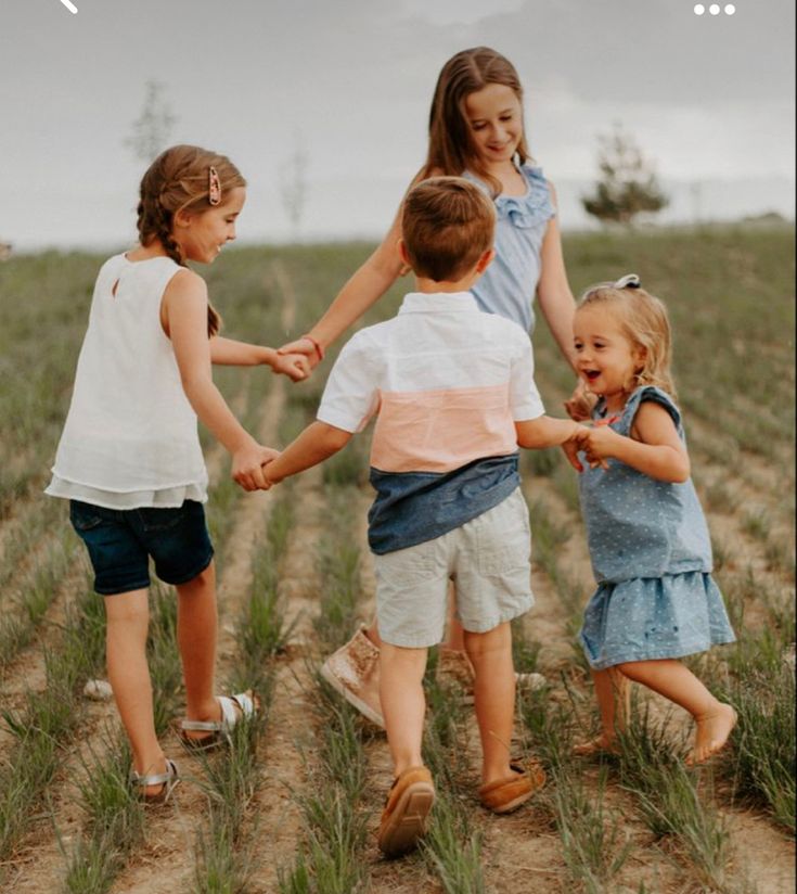 Family Of 6 Poses Photography, Cousin Family Pictures, 4 Siblings Photography Poses, Four Siblings Photography, 4 Kids Family Pictures, Family Photoshoot 4 Kids, Family Of 6 Photo Poses, 6 Kids Family Pictures, Children Poses Photography