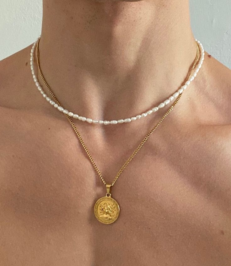 Mens Real Pearl Necklace, Pearls And Gold Necklace, Pearl Chain Men, Necklace For Men Aesthetic, Men’s Necklaces, Gold Jewelry Men, Gold Necklace Men, Men's Necklace Gold, Rice Pearl Necklace