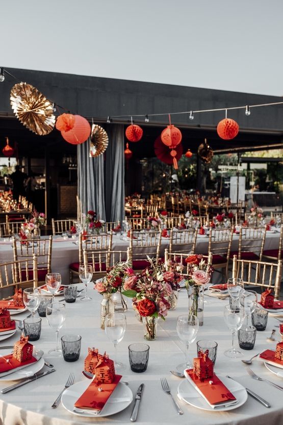 the tables are set with red napkins and place settings for an elegant wedding reception