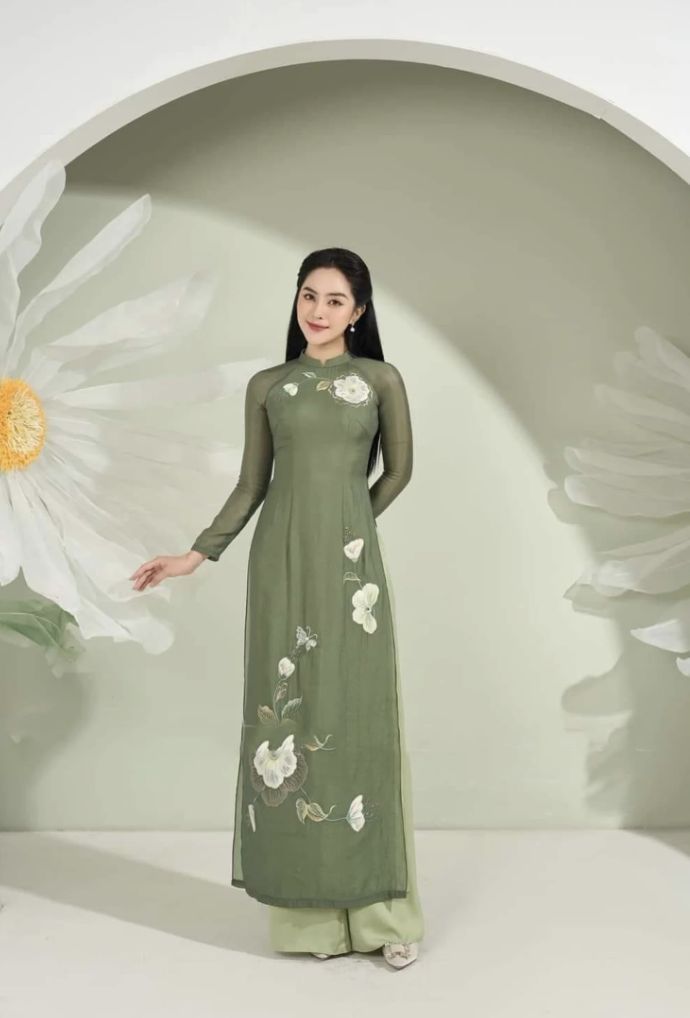 Silk Dress Green, Chinese Long Dress, Wedding Ao Dai, Vietnamese Traditional Clothing, Vietnamese Wedding Dress, Vietnamese Ao Dai, Vietnamese Traditional Dress, Simple Bridesmaid Dresses, Vietnamese Dress