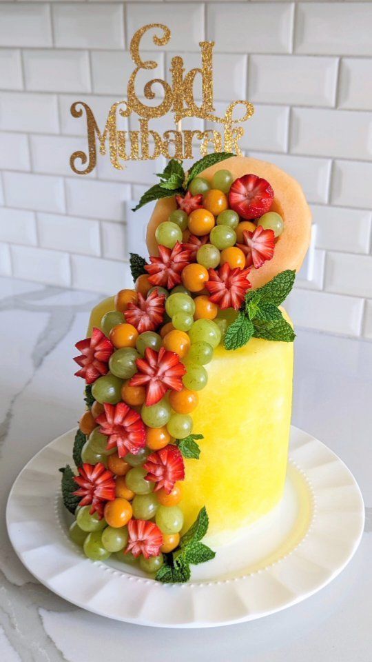 Fruit Tray Designs, Fruit Birthday Cake, Fruit Buffet, Fruit Cake Design, Fresh Fruit Cake, Fruit Platter Designs, Fruit Creations, Decorações Com Comidas, Fruit Birthday