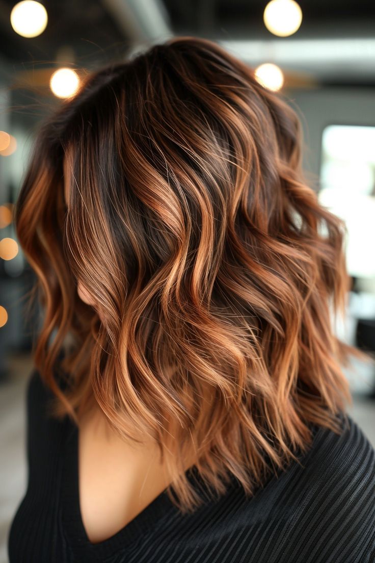 Hair Colour Ideas For Brunettes Caramel Highlights Medium Lengths, Hair Colour Ideas For Greying Hair, Short Copper Balayage Hair, Medium Length Copper Balayage, Brunette And Copper Balayage, Brunette Balayage Hair Copper, Copper And Brown Balayage, Brown To Auburn Balayage, Copper Brunette Balayage