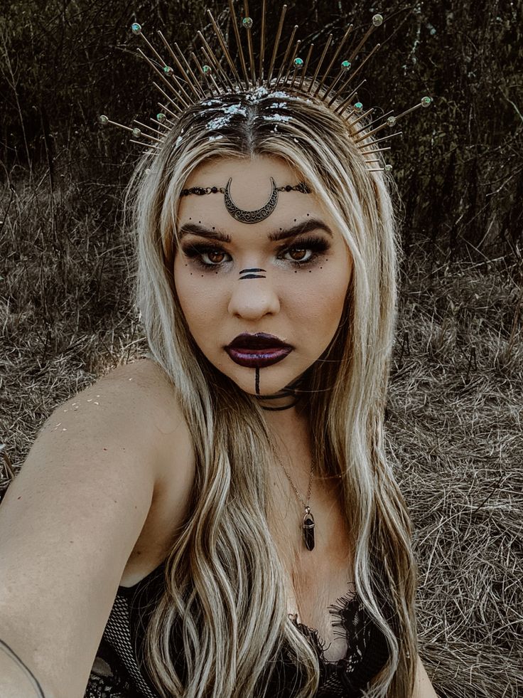 High Priestess Halloween Costume, Occult Costume Ideas, Spiritual Witch Costume, Boho Witch Costume Diy, Mystic Witch Costume, Coven Makeup Witches, Sorceress Costume Makeup, Coven Witch Makeup, Easy Voodoo Witch Makeup