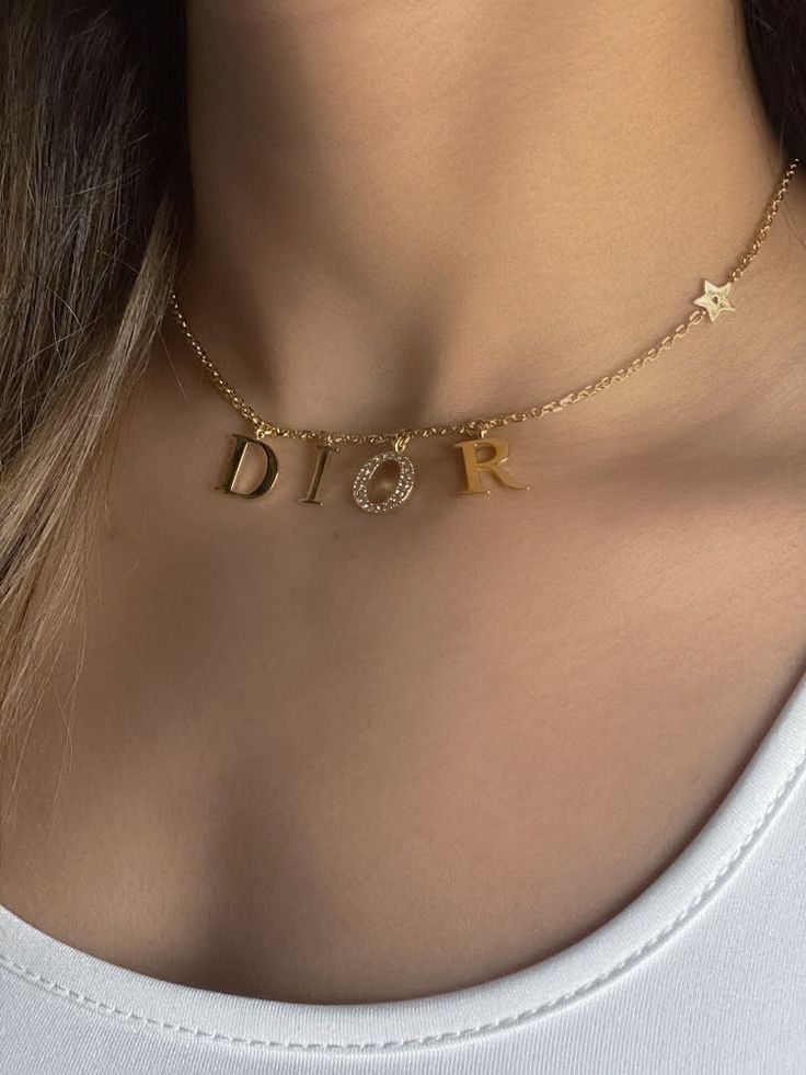 R Dior Necklace, Gold Girl, Dior Addict, Dior Jewelry, Jewelry Fashion Trends, Crystal Beads Bracelet, Classy Jewelry, Girl Jewelry, Expensive Jewelry