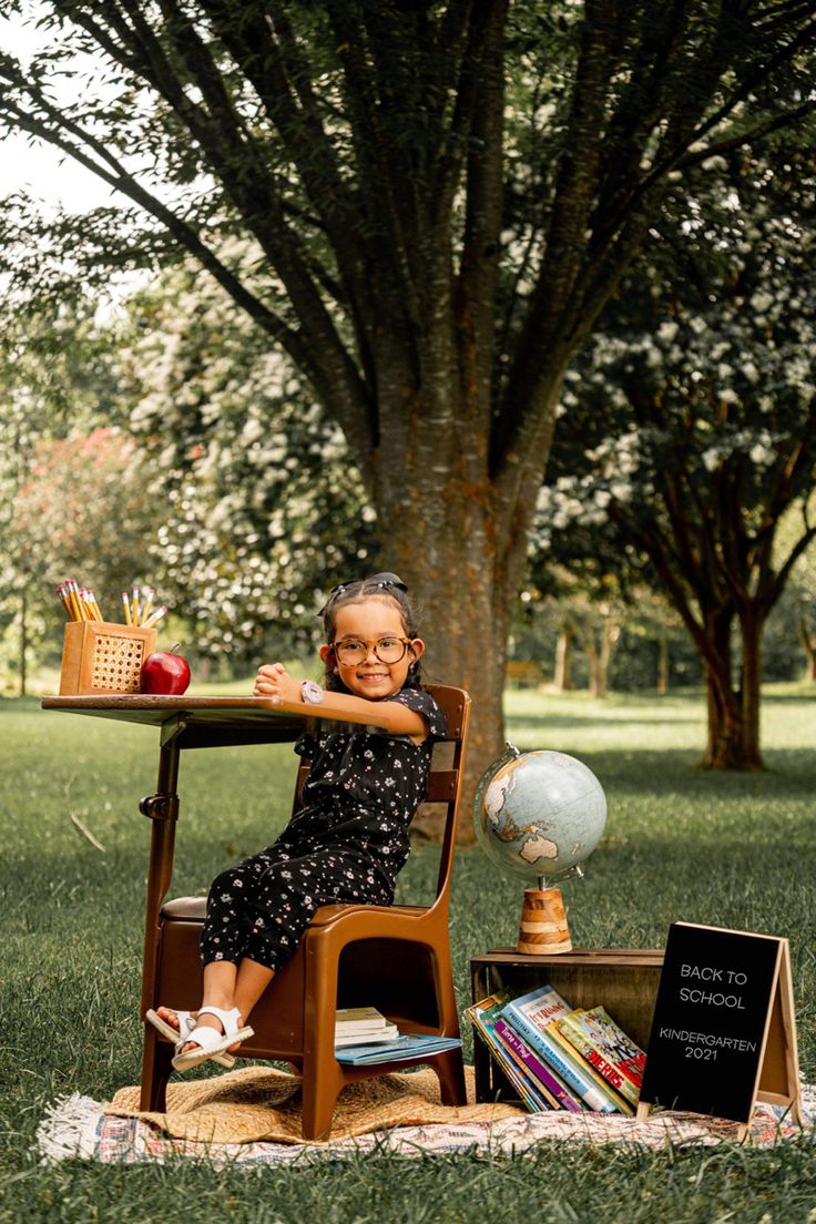 Back To School Session Photo Shoot, First Day Of School Photography, Prek Photo Ideas, School Picture Photo Shoot, Vintage School Desk Photo Shoot, Back To School Kindergarten Photoshoot, Outdoor Back To School Pictures, Back To School Mini Session Ideas Outdoor, Starting School Photo Ideas