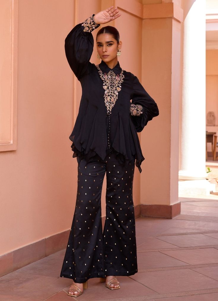 Black Embroidered Satin Organza Top Pants Set Isha Gupta Tayal - Fabilicious Fashion Isha Gupta, Organza Embroidery, Top Satin, Organza Top, Indian Wedding Wear, E Mc2, Simple Pakistani Dresses, Dress Indian Style, Top And Pants Set