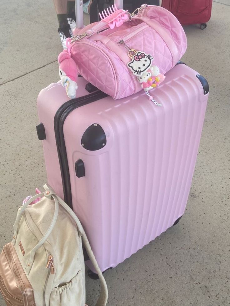 Pink Traveling Aesthetic, Airport Pink Aesthetic, Pink Luggage Outfit, Suitcase Pink Aesthetic, Cute Suitcases Aesthetic, Juicy Suitcase, Hello Kitty Travel Bag, Pink Suitcase Aesthetic Airport, Cute Pink Suitcase