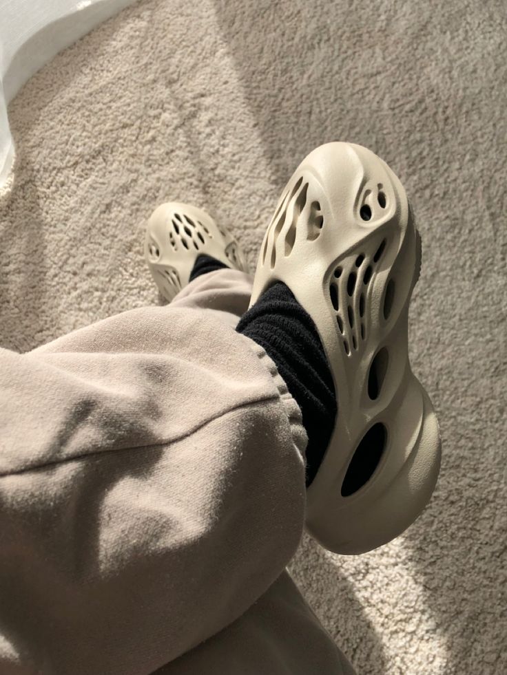 yeezy foam rnnr sand black socks beige joggers Beige Foam Runner Outfit, Foam Rnnr Outfits, Yeezy Foam Runner Outfit, Yeezy Aesthetic, Beige Joggers, Yeezy Foam Runners, Runners Outfit, Yeezy Foam Runner, Foam Runners