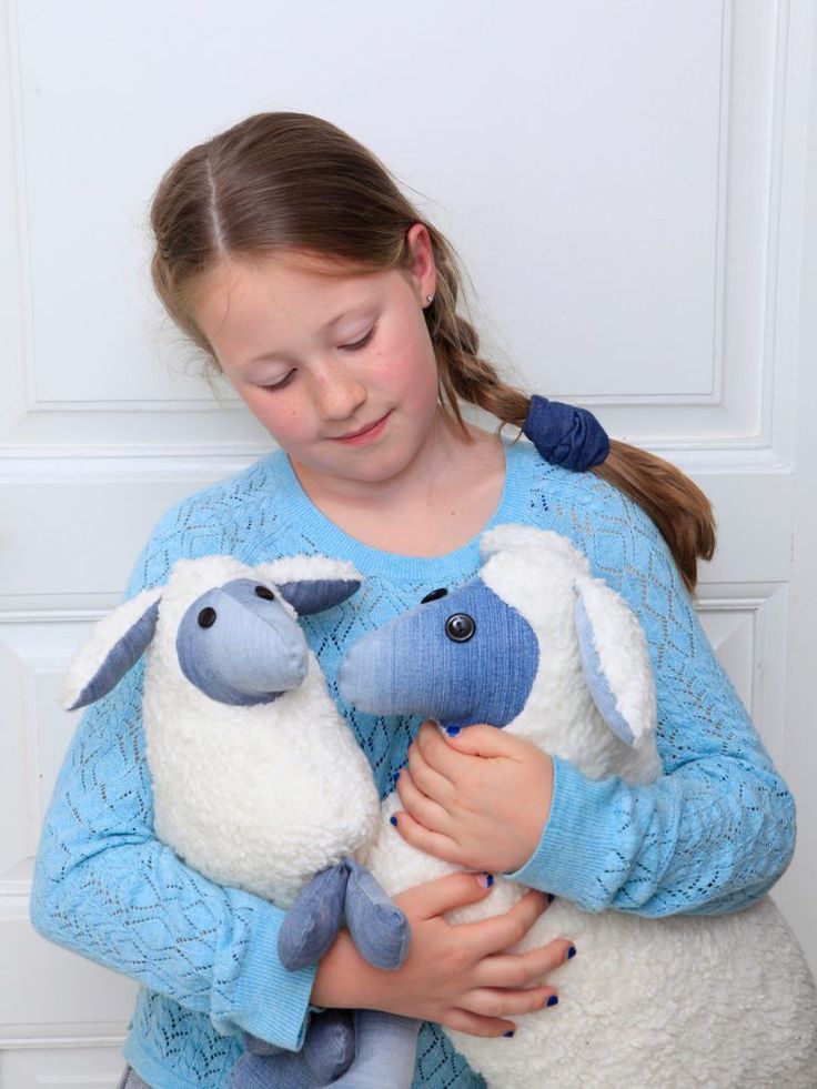 Stuffed Sheep, Free Sewing Pattern, Knitting Books, Cuddly Toy, Sewing Toys, Back Stitch, Diy Couture, Animal Dolls, Sewing For Kids