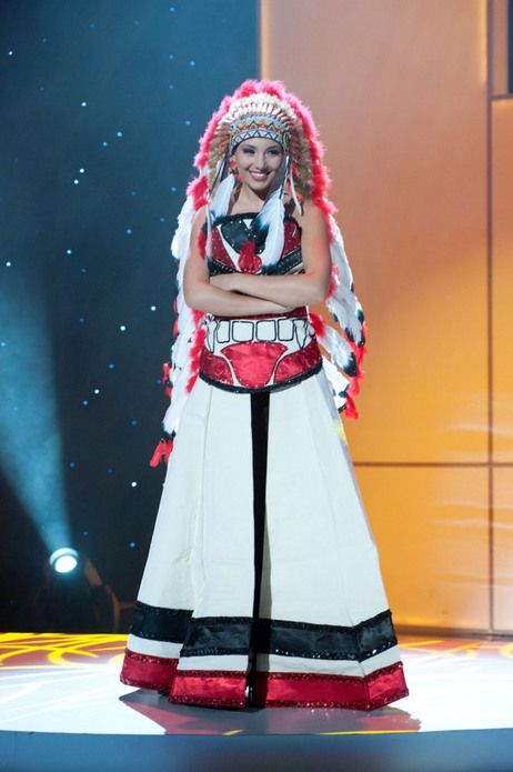 Usa Traditional Clothing, Canadian Traditional Clothing, Indian Pose, Miss Universe Canada, Muscogee Creek, Miss Canada, Canada Life, Canada Clothes, Food Justice