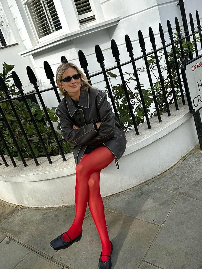 10 British-Girl Fall Outfits That Make Me Want to Overhaul My Entire Wardrobe Red Tights Outfit, Red Tights, Oufits Casual, Colored Tights, Girls Fall Outfits, Winter 23, Looks Street Style, Tights Outfit, Winter Trends