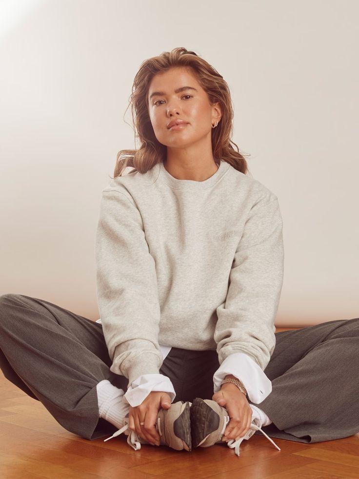 Classic Oversized Sweatshirt With Ribbed Cuffs, Classic Gray Sweatshirt With Ribbed Cuffs, Classic Gray Sweatshirt With Ribbed Collar, Classic Sweatshirt With Ribbed Cuffs For Loungewear, Classic Sweatshirt With Ribbed Cuffs And Relaxed Fit, Classic Relaxed Fit Sweatshirt With Ribbed Cuffs, Classic Sweatshirt With Ribbed Cuffs In Relaxed Fit, Classic Relaxed Fit Sweatshirt For Loungewear, Oversized Casual Sweatshirt For Workwear