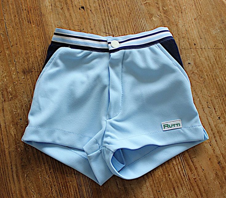 Vintage 80's, very nice sporty shorts, light blue polyester jersey fabric with navy details, elasticated waist, made in Italy.  Size 4/6/8/12 years  Vintage condition level 5, new old stock ( washed once ) We assess the condition of our vintage items on a scale from 0 to 5. Level 5 corresponds to an almost new vintage condition. Any defects are systematically reported. Even though in very good condition, vintage items may present imperfections due to their age, which mainly adds to their charm. Sporty Shorts, Style Sportif, Level 5, Vintage Clothes, Boys Clothing, New Vintage, Jersey Shorts, Jersey Fabric, Boy's Clothing