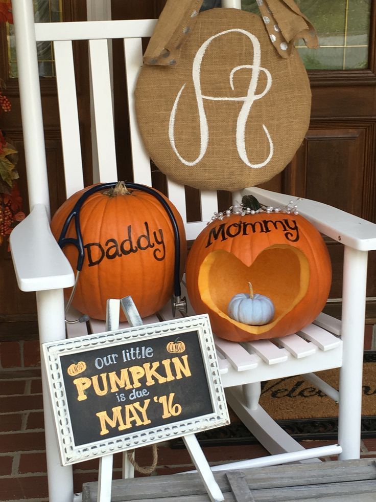 a white rocking chair with pumpkins on it and a sign that says, daddy but little pumpkin may 16