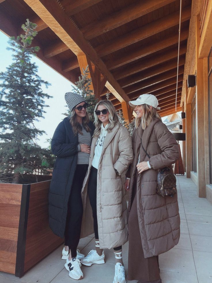 Winter Outfits Mountain Snow, Snow Coat Outfit, Fall Jackets For Women 2024, Duvet Coat Outfit, Long Down Coat Outfit, Mountain Outfit Fall Casual, Ski Mountain Outfits, Winter In Canada Outfit, Winter In Europe Outfits Cold Weather