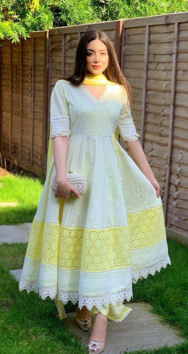 Anarkali Dress Pattern, Gaun Fashion, Pakistani Dresses Casual, Salwar Kamiz, Indian Dresses Traditional, Traditional Indian Outfits, Trendy Dress Outfits, Simple Pakistani Dresses, Designer Party Wear Dresses