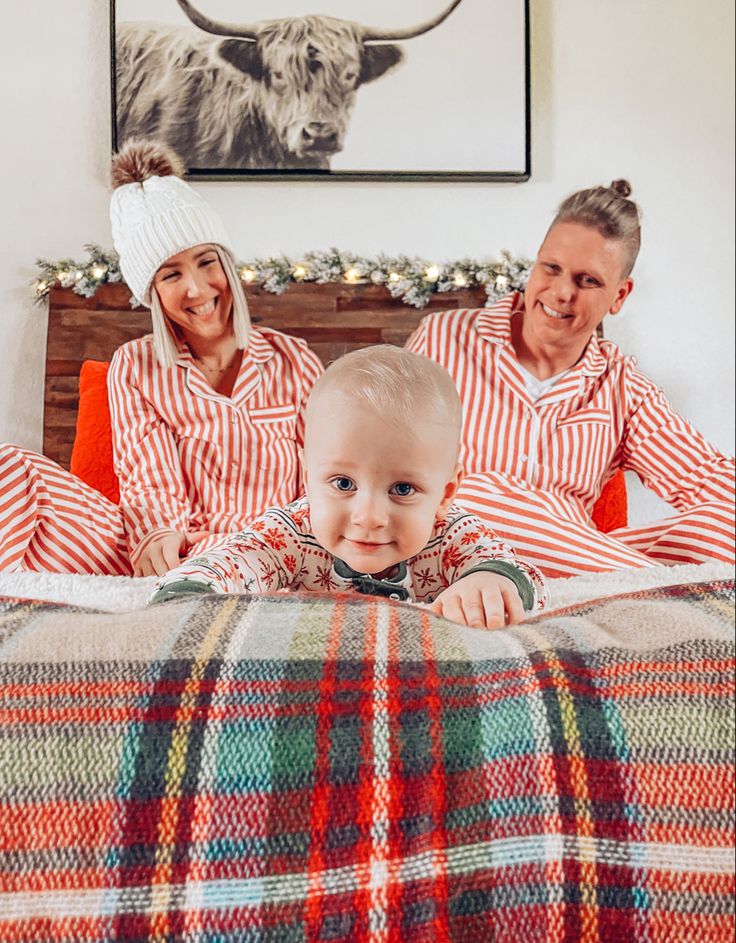 Family in Christmas Pajamas on bed Family Christmas Pajamas Classy, Family Pj Christmas Pictures Holiday Cards, Family Jammies Photo Ideas, Family Christmas Photo In Bed, Pajama Christmas Card, Christmas Family Photos In Bed, Family Christmas Bed Photoshoot, Family Bed Photoshoot Christmas Cards, Family Bed Christmas Pictures