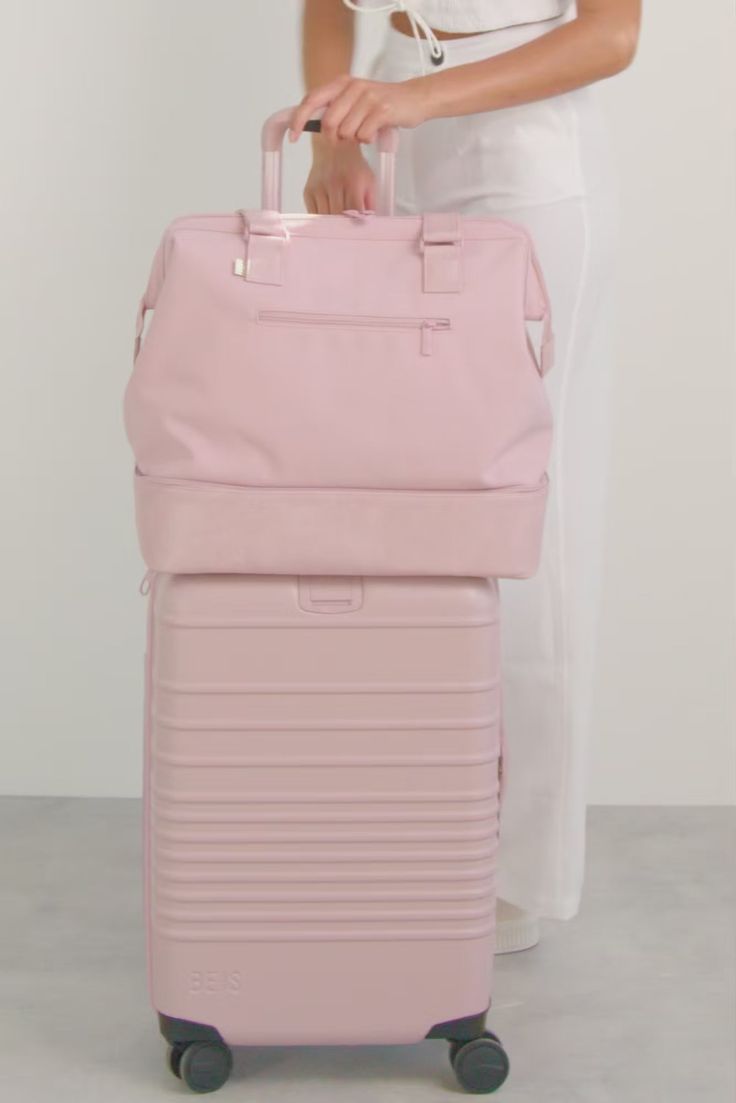 @tetibright (Martha Mol) - Travel - Benable Amazon Carry On Bag, Preppy Suitcase, Statement Sweaters, Suitcase Pink, Organizing Bags, Pink Suitcase, Travelling Bag, Pink Luggage, Cute Suitcases