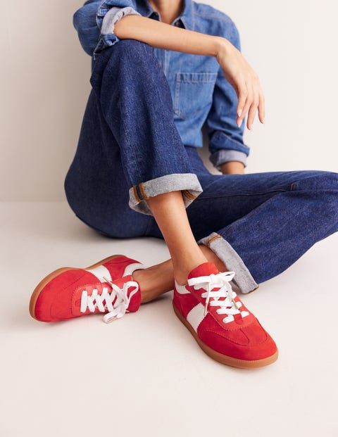 These everyday trainers have a playful retro vibe with pops of colour. Don't worry though, the 'tennis' part of 'tennis trainers' is totally optional. Coloured Sneakers Outfit, Red Sneaker Outfits Women, Red Trainers Outfit Women, Red Tennis Shoes Outfit, Red Trainers Outfit, Red Sneakers Outfit Women, Red Sneakers Women, Red Sneakers Outfit, Coral Shoes