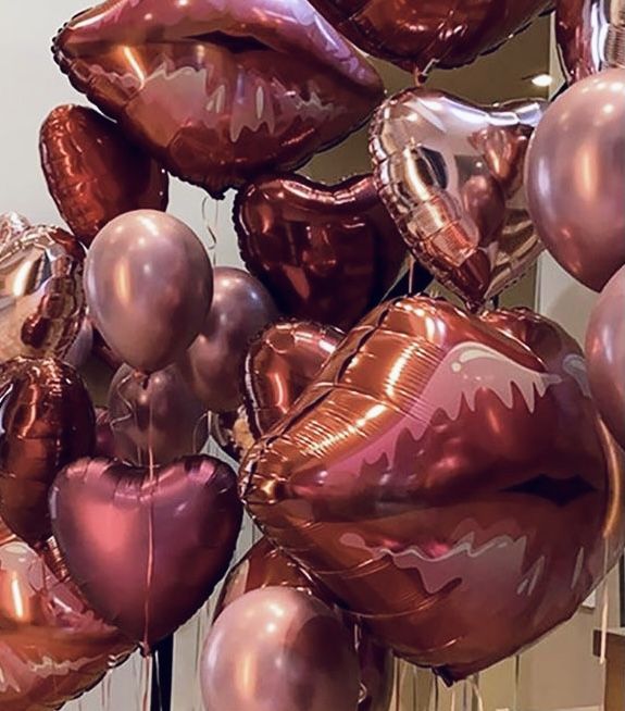 a bunch of balloons that are in the shape of lips