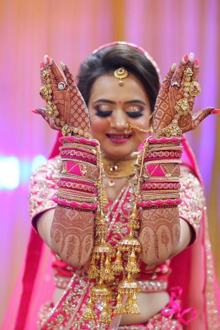 New Dulhan Pose, Wedding Dulhan Pose, Pose Bride, Haldi Photoshoot, Single Pose, Marriage Poses, शादी की तस्वीरें, Bridal Makeup Videos, Haldi Ceremony Outfit