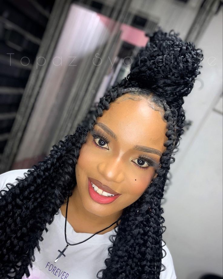 Knotless butterfly braids Knotless With Butterfly, Knotless With Butterfly Design, Knotless Braids With Butterfly, Knotless Butterfly Braids, Butterfly In Braids, Butterfly Knotless Braids, Knotless Braids Hairstyles With Bow, Butterfly Knotless, Butterfly Braids