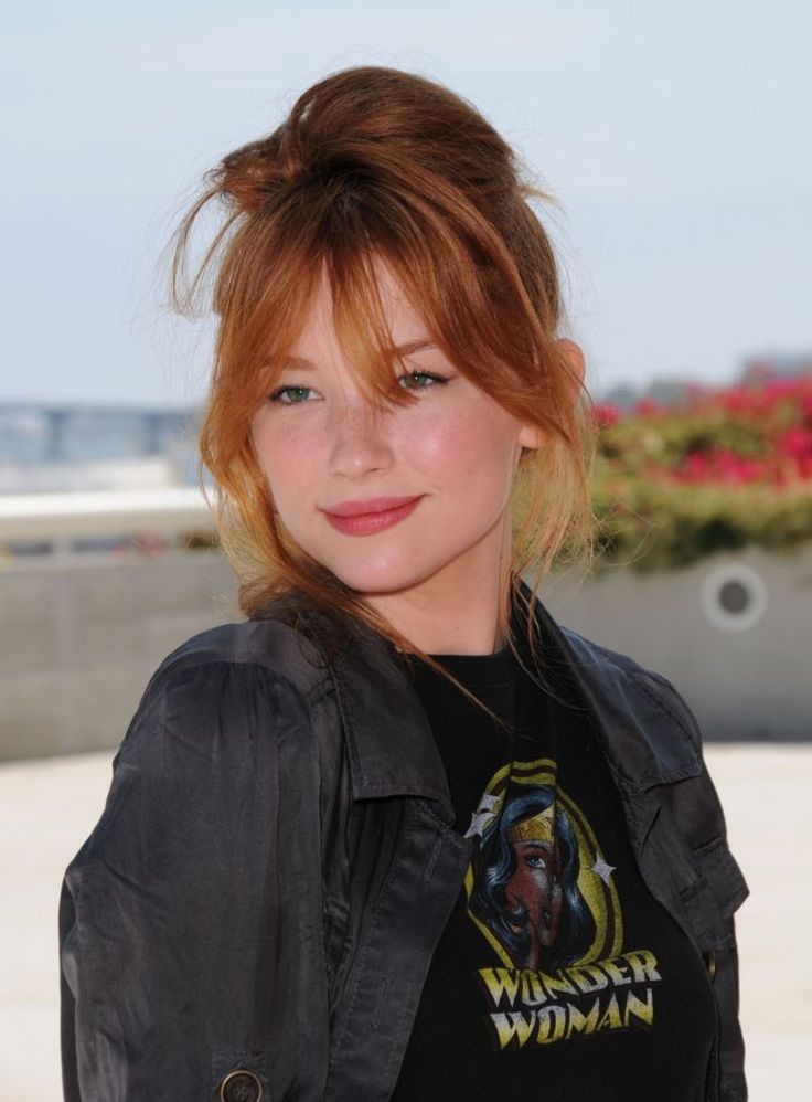 Haley Bennett Red Hair, Red Head Bangs, Lob Curly Hair, Cute Hairstyles Updos, Haley Bennett, Curly Hair Photos, Hairstyles And Haircuts, Messy Updo, Lob Hairstyle