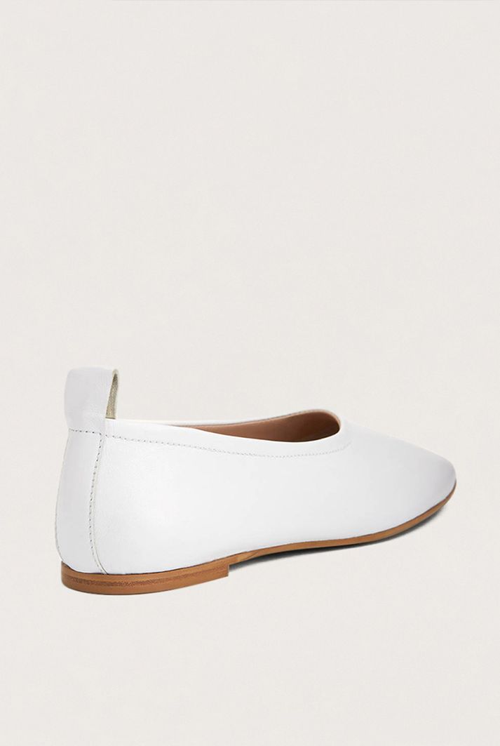 An elegant, architectural ballet flat that feels as good as it looks. Designed for everyday wear, these slip-on shoes are cut, sewn and crafted by hand from supple LWG Gold-certified leather and their shape is defined by the natural curve of the foot. The directional squared toe and flattering vamp give the humble ballet flat a simple yet modern update. DETAILS Colour: White Squared toe Slip-on Memory foam padding for extra comfort Leather lining and insole Heel height: 5mm / 0.2in Handmade in I Natural Curves, White Flats, Leather Ballet Flats, Ballet Flat, Leather Flats, Luxury Shoes, Shoe Brands, On Shoes, White Leather