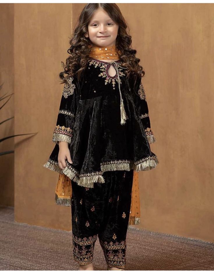 Pakistani Kids Dresses, Girls Velvet Dress, Velvet Dress Designs, Kids Frocks Design, Kids Dress Wear, Kids Dress Patterns, Pakistani Dresses Casual, Salwar Kamiz, Kids Gown