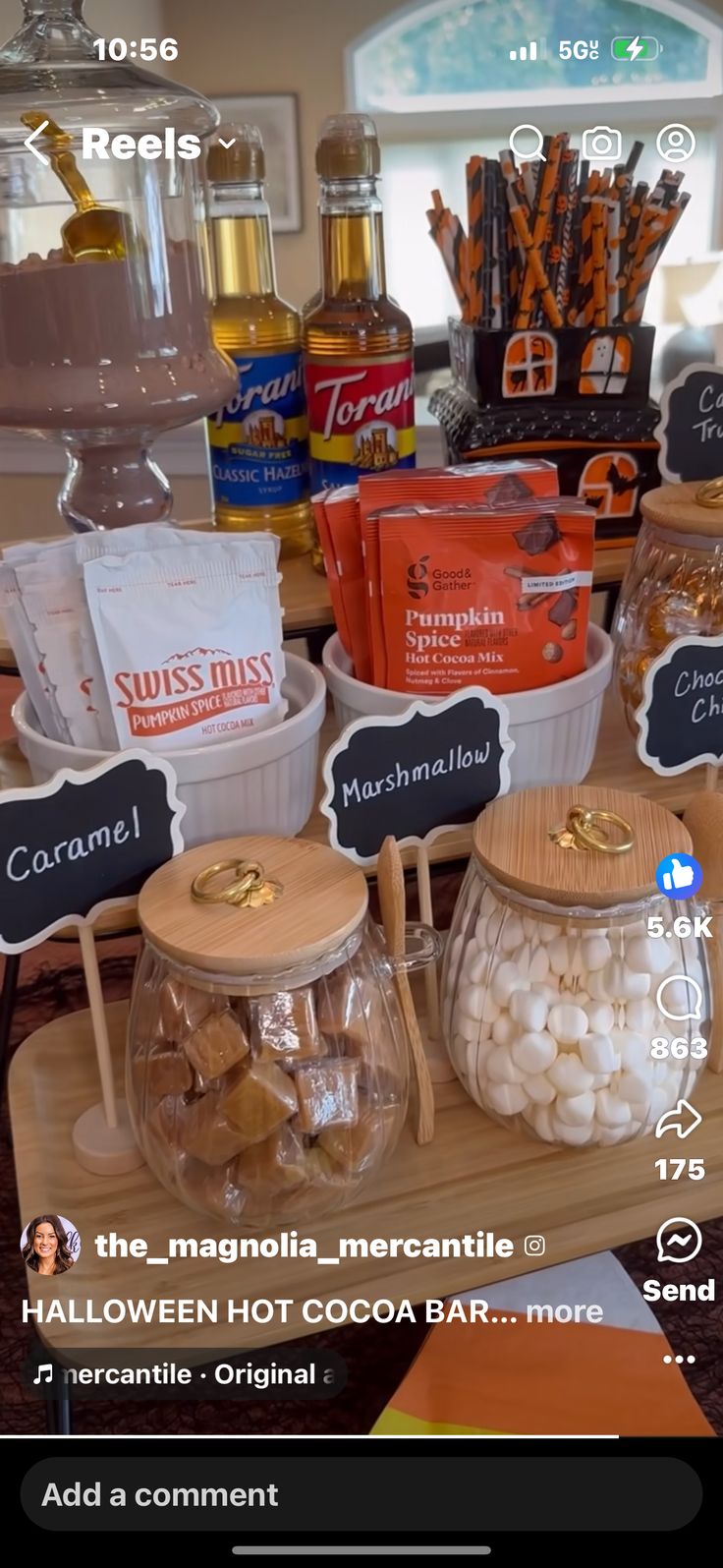 there are many different types of candy on the table