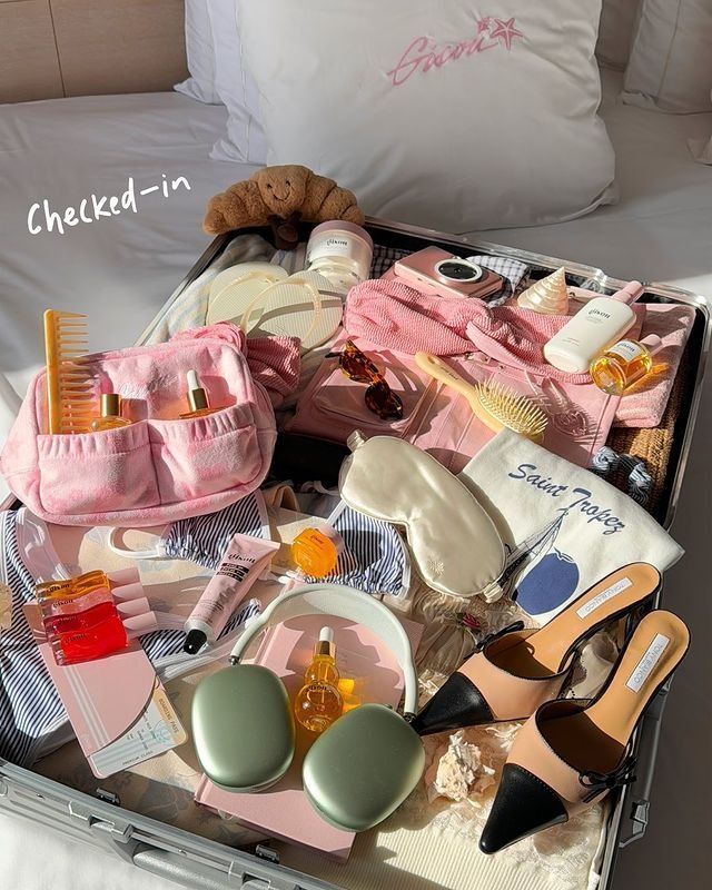 Gisou | Bisous de Gisou à Saint Tropez 🐚🩵 | Instagram Suitcases Aesthetic, Summer Suitcase, Everyday Bag Essentials, Art Supplies Storage, School Bag Essentials, Summer Holiday Outfits, Rock Chick, New Photo Download, Suitcase Packing