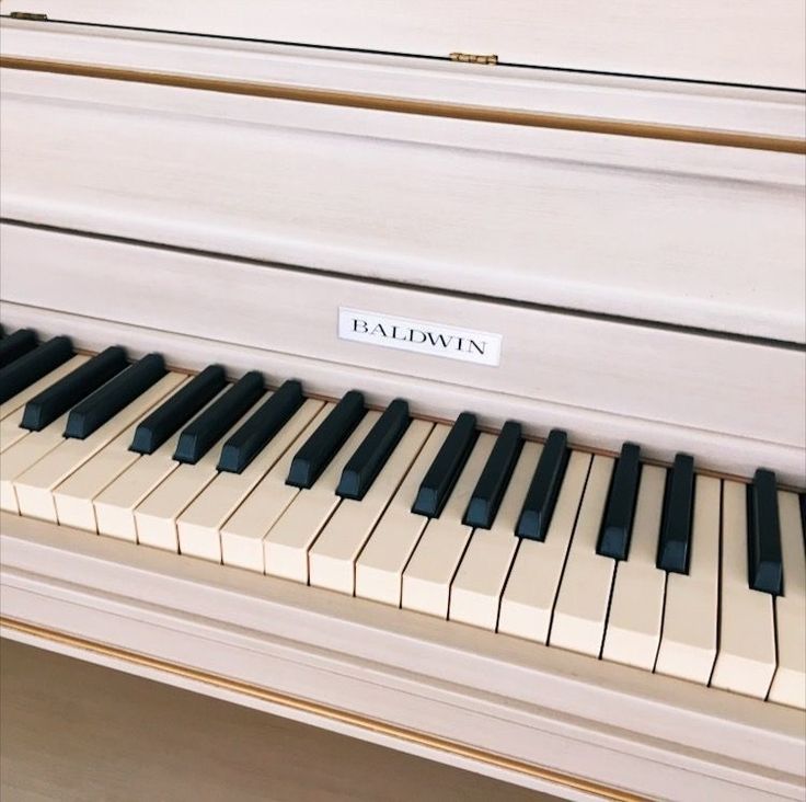 a piano with the name baldwin on it's keys is shown in this image