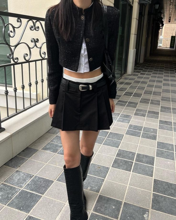 Black Crop Shirt Outfit, Cropped Collared Shirt Outfit, Collared Shirt Outfit, Black Crop Shirt, Cropped Collared Shirt, Model Outfit, Future Outfit, Miniskirt Outfits, Paris Outfits