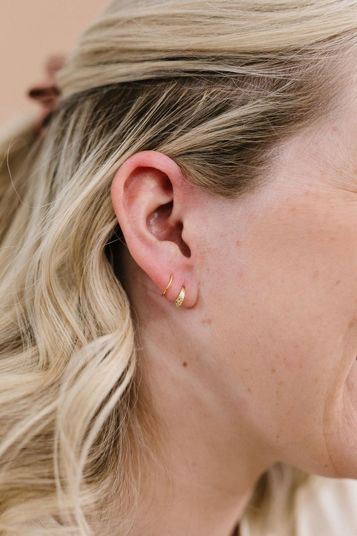 Triple Lobe Piercing, Little Earrings, Double Earrings, Double Piercing, Lobe Piercing, Pretty Earrings, Tassel Earrings, Piercings, To Look