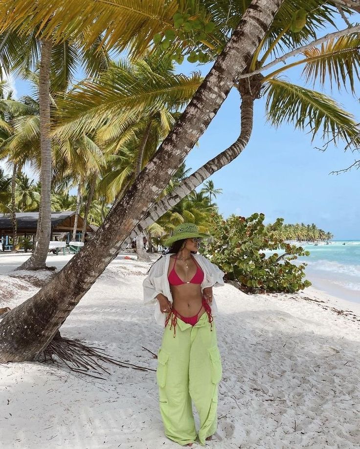 Instagram influencer Destinie Alexandria posing for insta photo on vacation holiday in the Dominican Republic wearing green parachute pants and a red bikini top on the beach Outfits On Vacation, Carribean Outfits, Dominican Republic Outfits, Posing For Instagram, Brazil Vacation, Poses For Instagram, Beach Selfie, Vacation Hairstyles, Miami Outfits