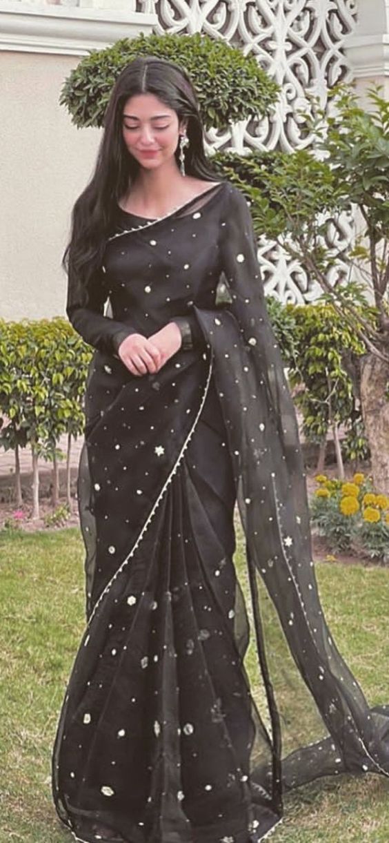 Black Sari, Fancy Sarees Party Wear, Traditional Indian Dress, Desi Fashion Casual, Pakistani Fancy Dresses, Pakistani Dresses Casual, Beautiful Pakistani Dresses, Chique Outfits, Indian Dresses Traditional