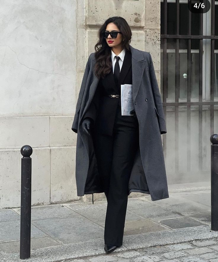 Detective Women Outfit, Graduation Outfit Ideas Suit Women, Mafia Lady Outfit, Women Detective Outfit, Mun Clothes, Mafia Women Outfits, Mafia Boss Outfit, Black Woman Graduation, Conservative Clothing