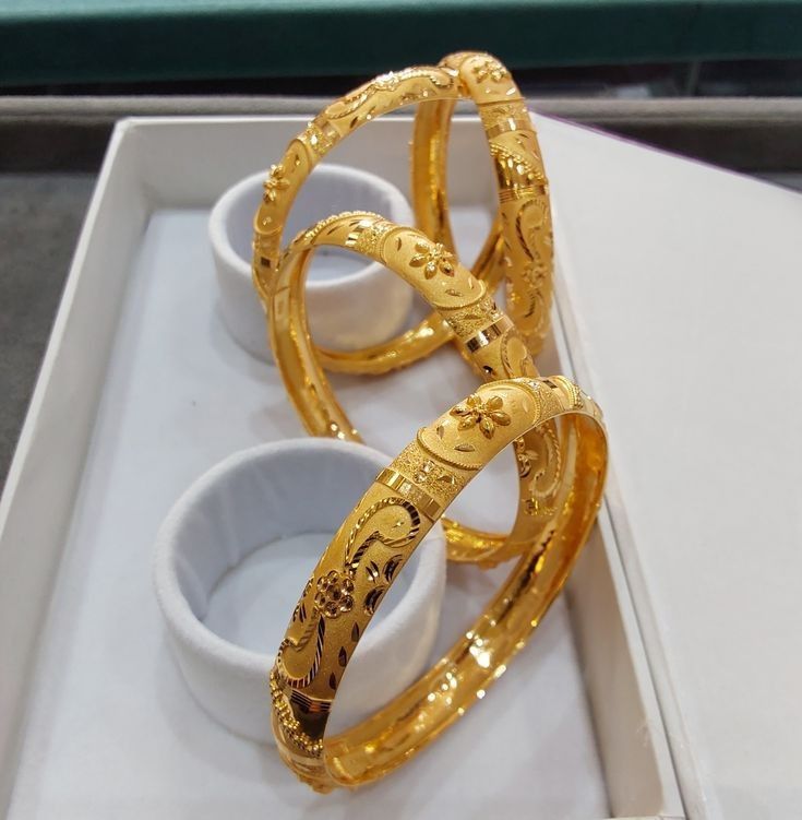 Kangan Gold Bangle Set, Kangan Design Gold Bangles, Kada Bangles Gold Design, Gold Kangan Design, Malabar Jewellery, Arab Gold, Gold Kangan, Gold Kada, 22k Gold Bangles