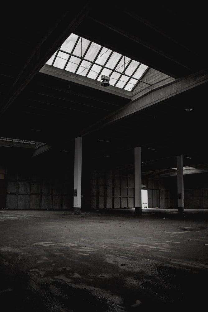 an empty parking garage with skylights and no one in the room or on the ground