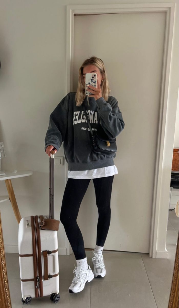 New Balance 530 Outfit, Leggins Outfit, Outfits Leggins, Sporty Chic Outfits, Look Legging, New Balance Outfit, Moda Curvy, Fashion Pic, Winter Fashion Outfits Casual