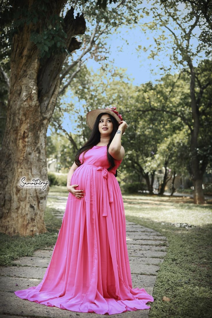 Maternity Outfit For Photoshoot, Maternity Outfits For Photoshoot Indian, Maternity Shoot Couples Outfit, Pregnancy Photo Shoot Outfits, Maternity Shoot Dresses Gowns, Dresses For Maternity Photoshoot, Maternity Suit Photoshoot, Metarnaty Photoshoot, Maternity Shoot Poses Mom