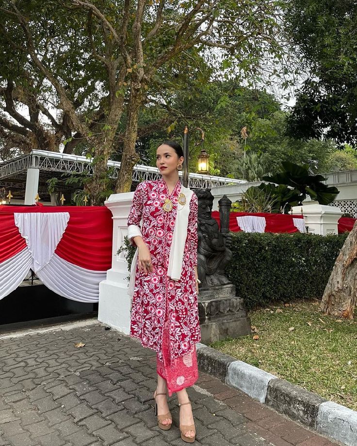 Raya Pose, Red Kebaya, Outfit Kebaya, Indonesian Dress, Outfit Themes, Tenun Lurik, Javanese Wedding, Happy Nation, Indonesia Traditional