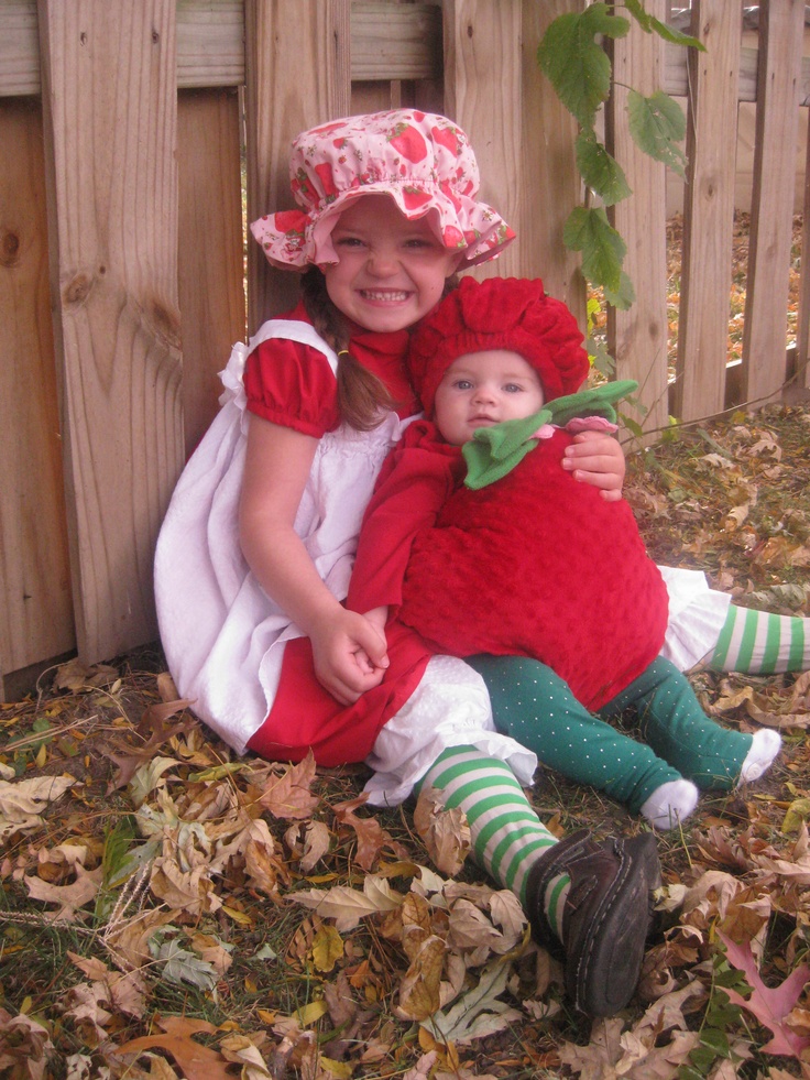 Strawberry Scrapbook, Strawberry Halloween, Sister Halloween Costumes, Family Themed Halloween Costumes, Sibling Halloween Costumes, Strawberry Costume, Sister Costumes, Newborn Halloween Costumes, Themed Halloween Costumes