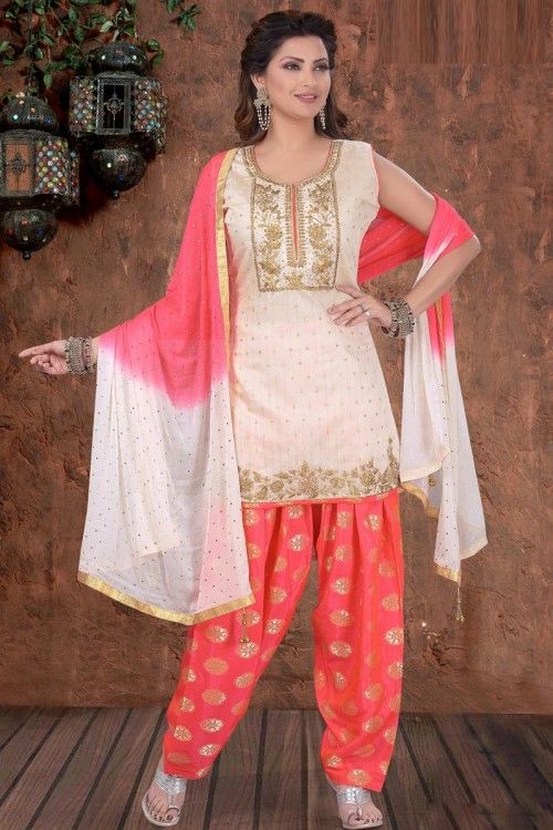 Exuding elegance and finished with perfection, this creamy pink chanderi patiala suit which will definitely make other's envious of your look. Pink Patiala Suit, Patiala Salwar Kameez, Patiala Suit, Patiala Salwar, Designer Sarees Online, Punjabi Suit, Pakistani Suits, Stone Work, Designer Sarees